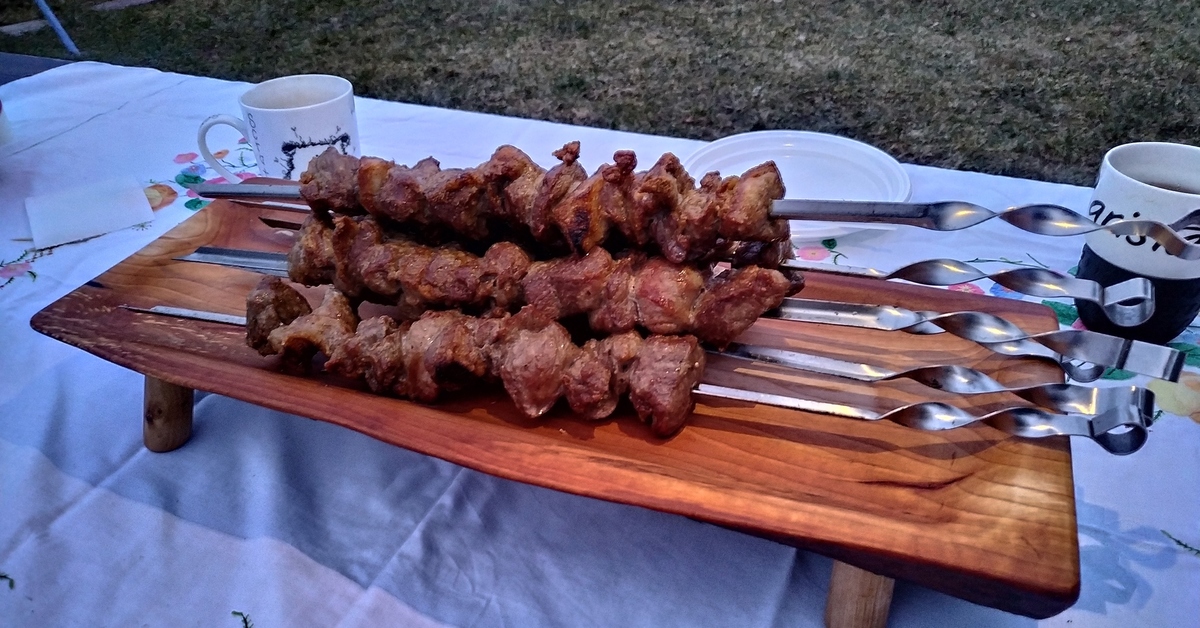 Деревянная тарелка для шашлыка. Шашлык с овощами. Шашлык вид сверху. Доска для подачи шашлыка. Еда на деревянной доске.