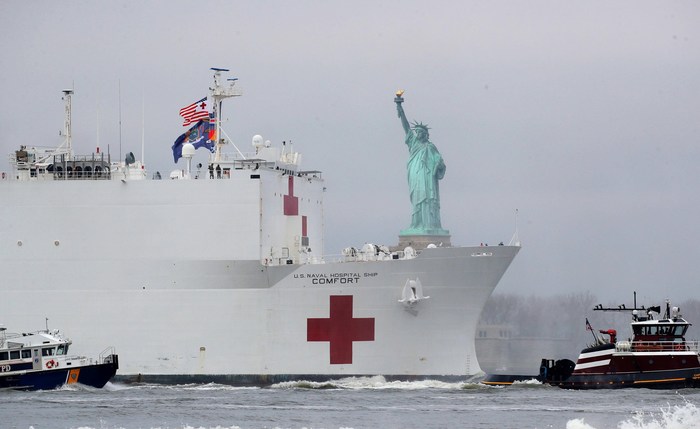 На днях госпитальное судно USNS Comfort прибыло в Нью-Йорк - Comfort, Военный госпиталь, Судно, Нью-Йорк, США, Толпа, Фотография, Коронавирус