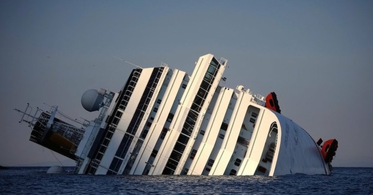 Корабль тонет в океане. Место крушения Costa Concordia. Круизный лайнер Океанос под водой. Costa Concordia Sinking.