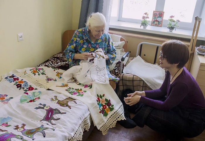 Бабушка вяжет носки
