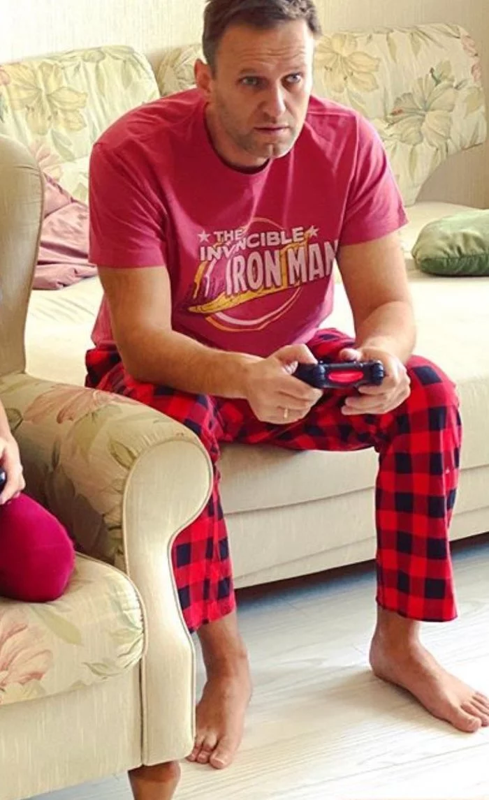 Alex plays Kasynka. #BetterAtHome - Alexey Navalny, Gamepad