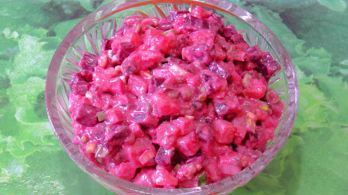 Салат с сельдью и зелёным луком