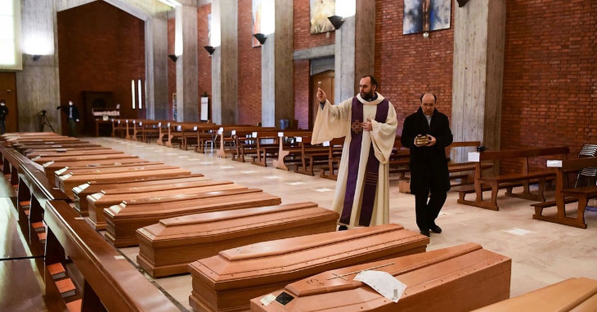 The coffin of. Бергамо Италия коронавирус. Италия гробы коронавирус. Бергамо Италия гробы.