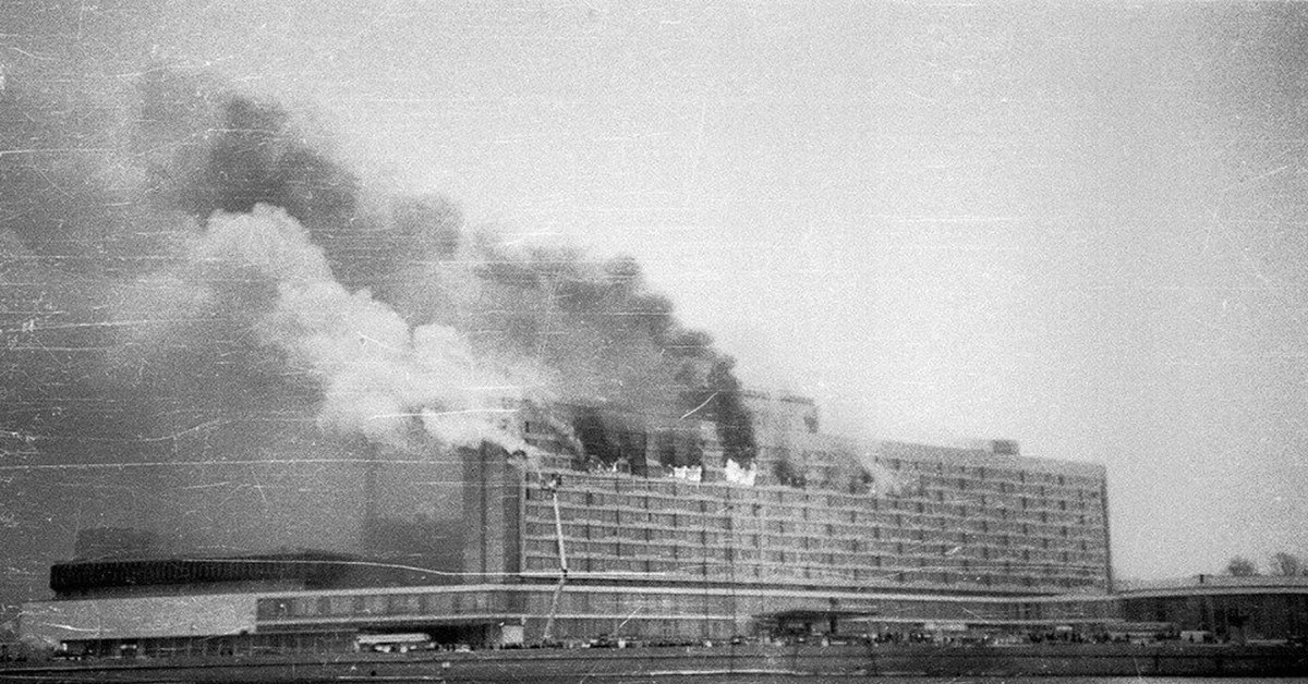 Горела гостиница. Пожар в гостинице Ленинград 1991. Пожар в гостинице Россия в 1977. Пожар в гостинице Ленинград 23 февраля 1991 года. Гостиница Россия 1977.