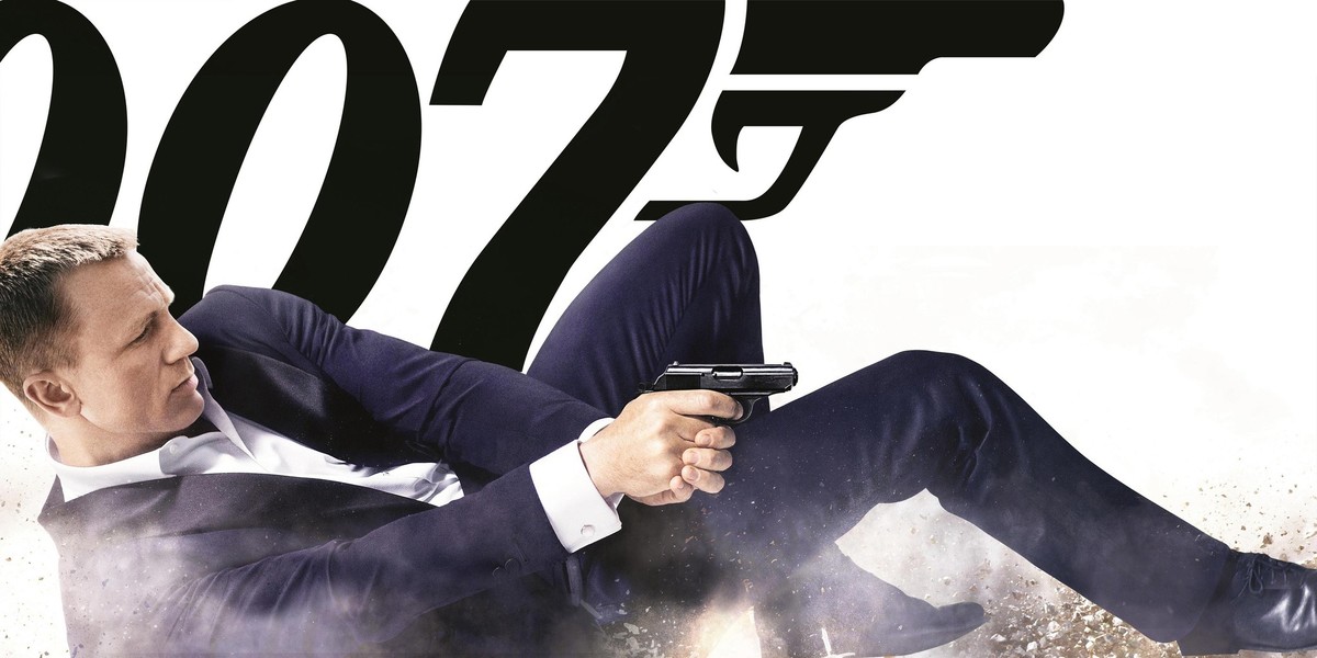 Агент 007 передавая важные сведения своему. Агент 007 координаты Скайфолл. Дэниел Крейг Джеймс Бонд агент 007 Постер. 007 Координаты Скайфолл 2012 Постер. 007 Координаты Скайфолл Постер.