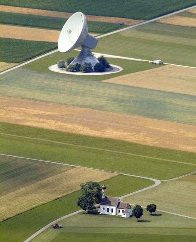 Old and new - Farm, Building, Contrast, The photo, Bavaria, Church, Radio telescope