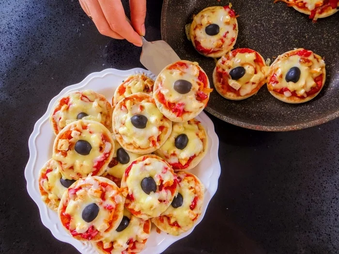 No oven! Homemade cakes - mini pizzas - My, Cooking, Recipe, Pizza, Pan, Food, Yummy, Other cuisine, Video, Longpost, Video recipe