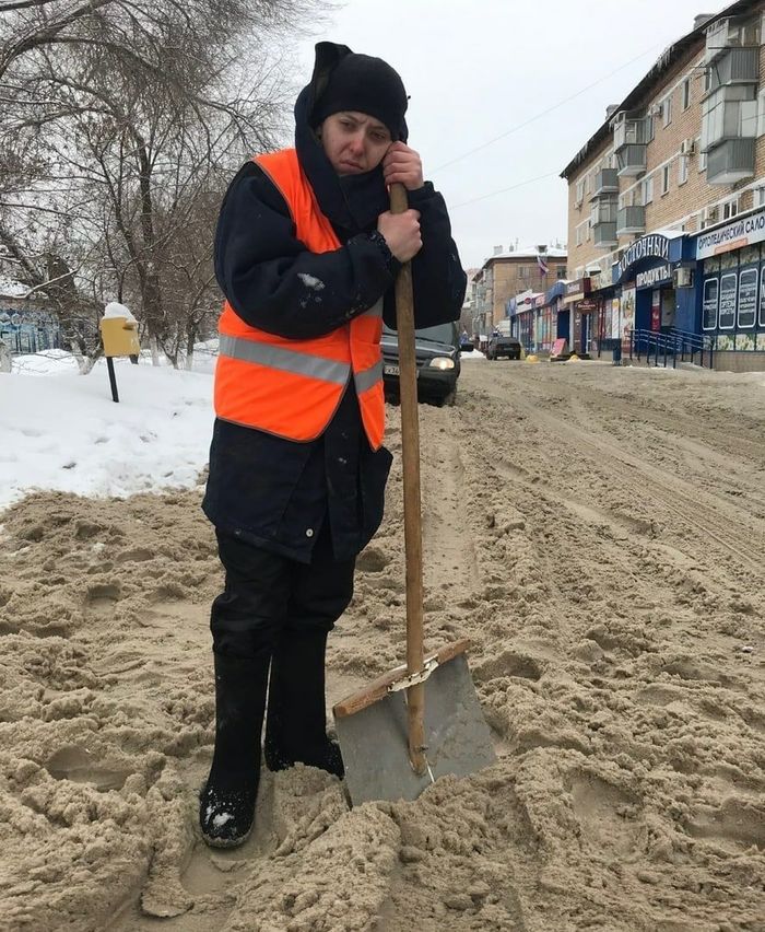 Люди которые работают на улице. Дворник. Женщина дворник. Дворник метет. Дворник метет улицу.