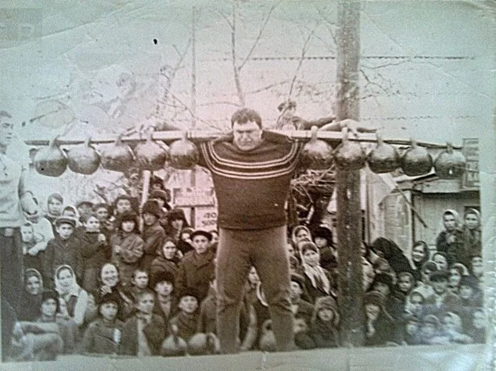 Dagestan strongman 30-year-old Fikret Aslanov from the village of Kapir squats to parallel with a load equal to 360 kg. 1974 - Dagestan, Weightlifter, Sport, Caucasus, Power, The photo, Story, Strongman