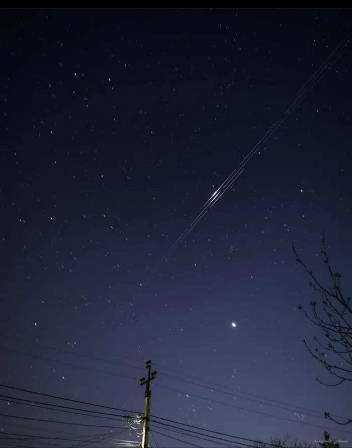 Как выглядит спутник в небе ночью фото