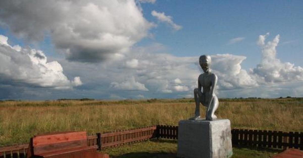 Село молебка пермский. Молебка Пермский край. Молёбка Пермский край памятники. Деревня молёбка Пермский край. Памятник в селе Молебка.