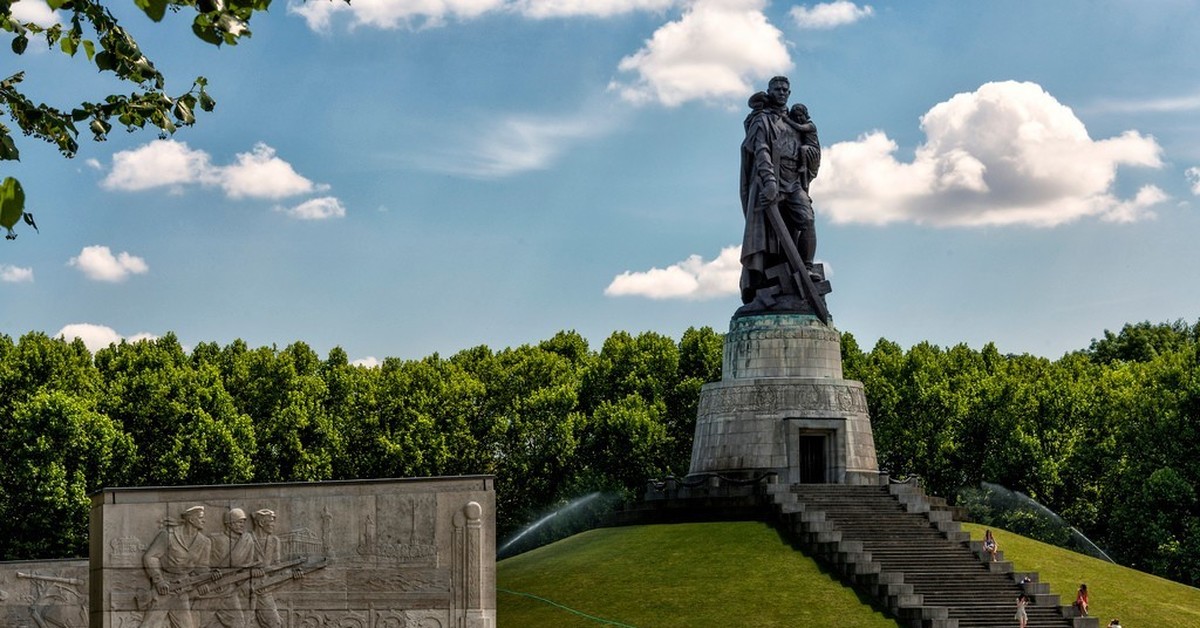 Памятник освободителям берлина. Трептов парк в Берлине. Трептов-парк мемориал в Берлине. Воин освободитель Трептов парк. Трептов парк памятник воину.