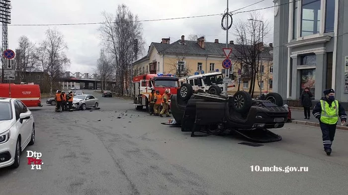 A car crashed an SUV at an intersection in Petrozavodsk - Road accident, Карелия, Petrozavodsk, Traffic rules, Video, Longpost