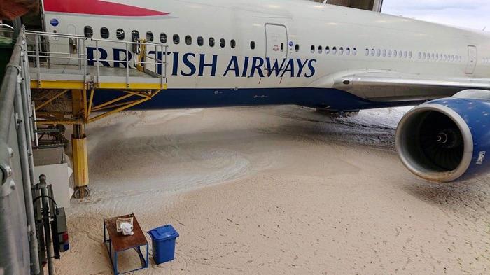 Another foam party at the airport - Aviation, Great Britain, London Heathrow, Fire safety, Incident, , Boeing 777, Video, Longpost, Incident, Boeing 777