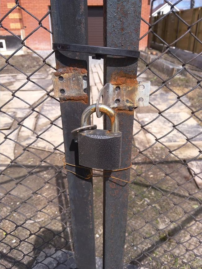 \"Импортные замки не вскрываем\" | Пикабу