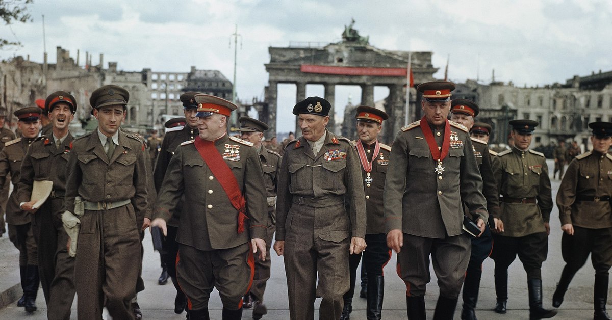 Сталин на параде. Жуков и Монтгомери в Берлине. Жуков в Берлине 1945. Фото Жукова с Монтгомери в Берлине. Маршал Жуков и Монтгомери.