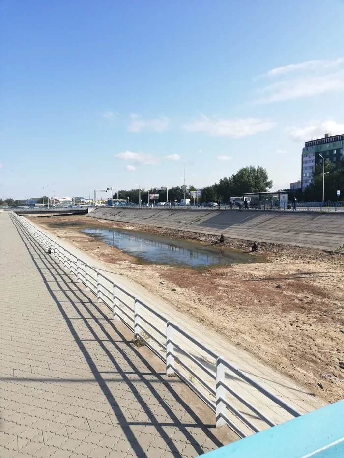 This is a dry canal in the city of Aktobe (Kazakhstan) and... fishermen... Who knows what they can catch there?))) - My, Fishing, Aktobe, Channel, River, Water, Extreme sport