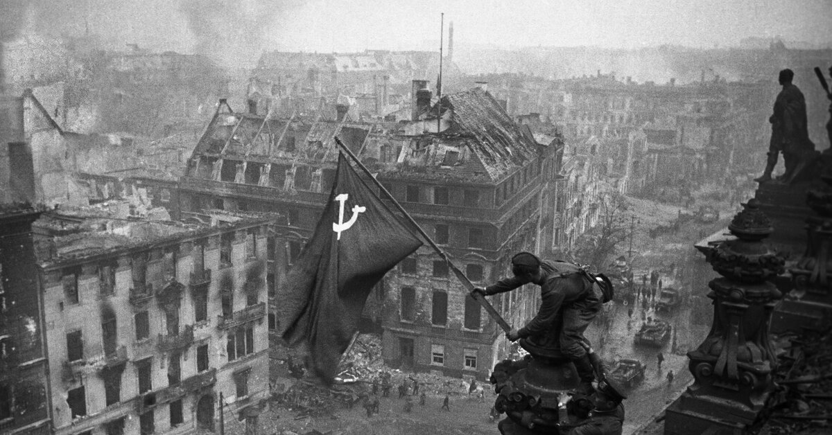 Советский флаг на рейхстаге фото