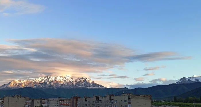 Shining Mountain Peaks is not a metaphor or poetic hyperbole - My, The mountains, Sunset, Vladikavkaz, Table Mountain, Nature