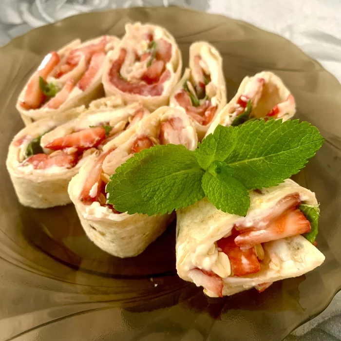 Rolls with strawberries for breakfast - My, Recipe, Cooking, Strawberry (plant), Mint, Roll, Breakfast, Tortilla