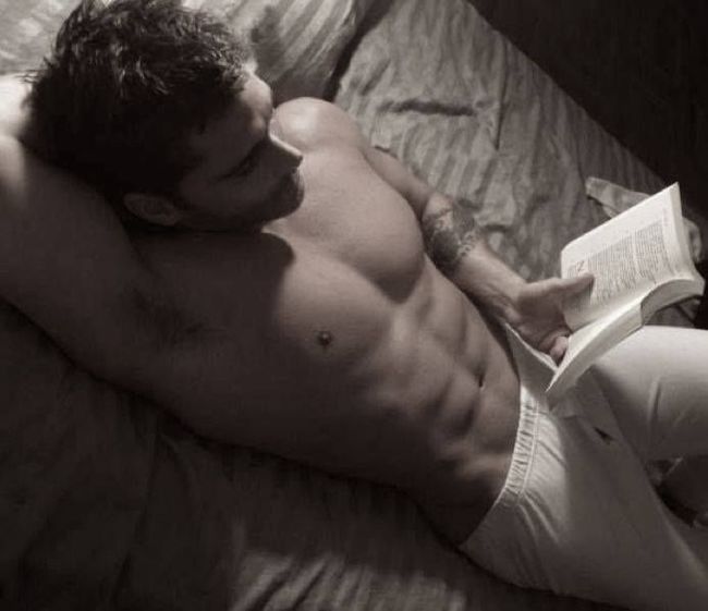 голый мужик с книгой