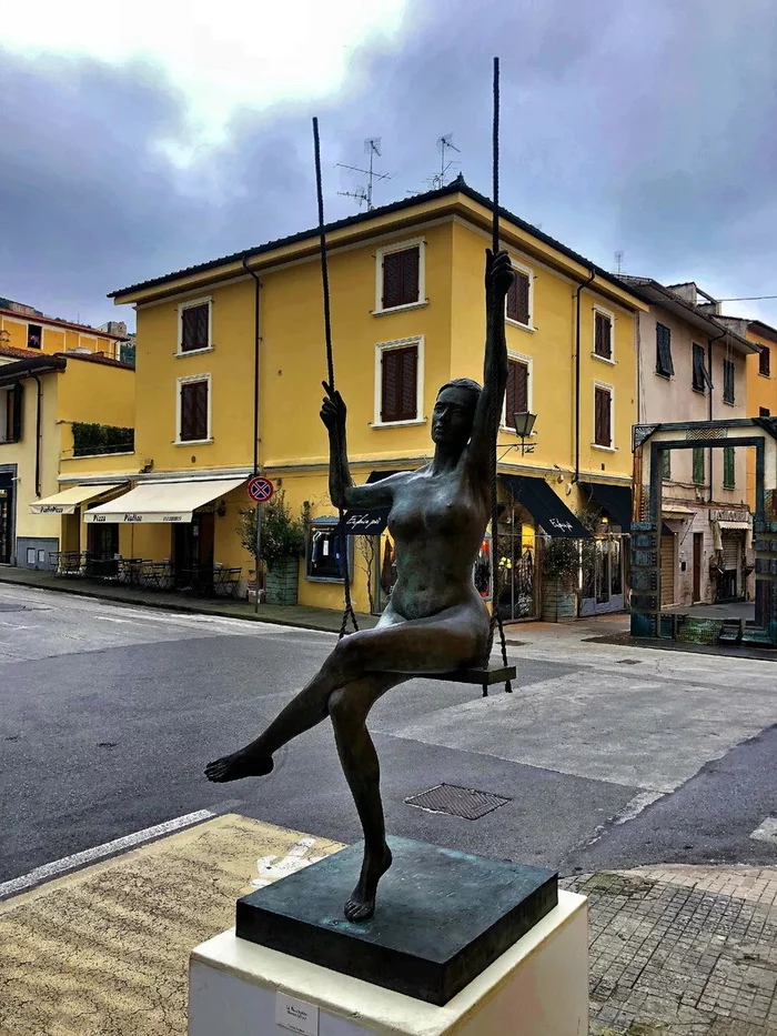 I like both the idea and the execution - Women, Sculpture, Swing, Italy, Longpost