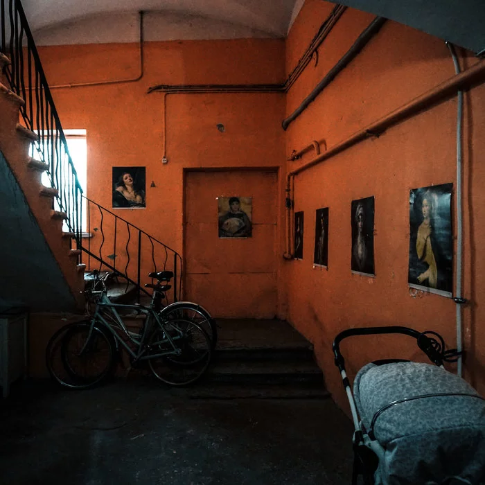 Accidental renaissance. St. Petersburg's front door, decorated with Renaissance paintings - My, Art, The photo, Outskirts, Longpost