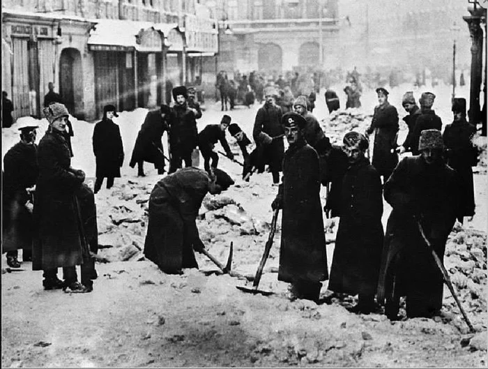 Former tsarist officers on forced public works in Petrograd, 1918 - Petrograd, October Revolution, Forced labour, Officers, The photo, Story, 20th century