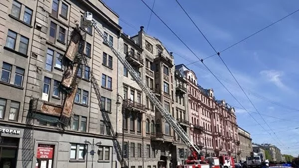 В Петербурге обрушились четыре балкона жилого дома - Санкт-Петербург, Происшествие, Авария, Балкон, МЧС, Спасатели, Видео