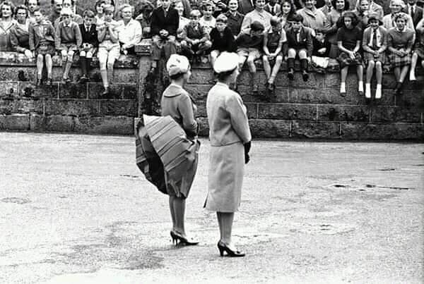 The Scots appreciated - Queen Elizabeth II, Sister, Queen Elizabeth, The dress, Wind, Back view, Scotland, Black and white photo, Sisters