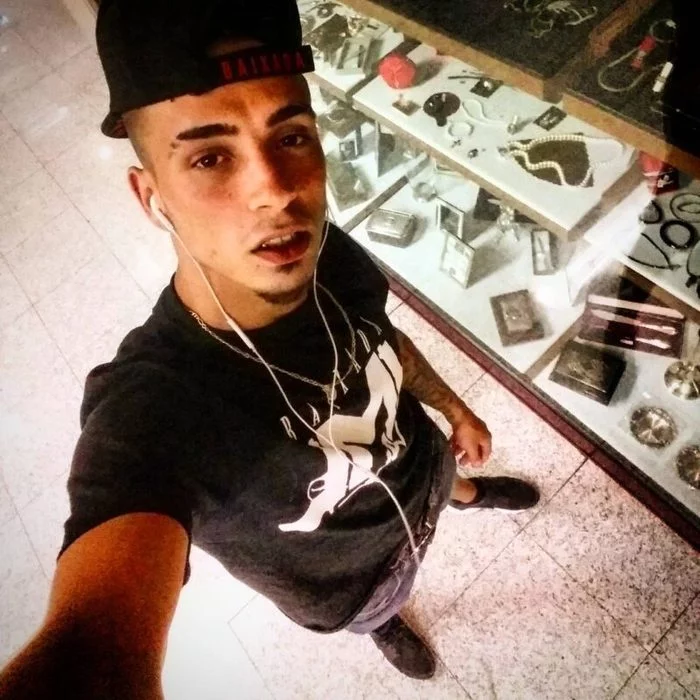 Понты убивают: как фото с чужими суперкарами и деньгами погубили нищего рэпера из Португалии Социальные сети, Рэпер, Деньги, Длиннопост Понты убивают: как фото с чужими суперкарами и деньгами погубили нищего рэпера из Португалии Социальные сети, Рэпер, Деньги, Длиннопост