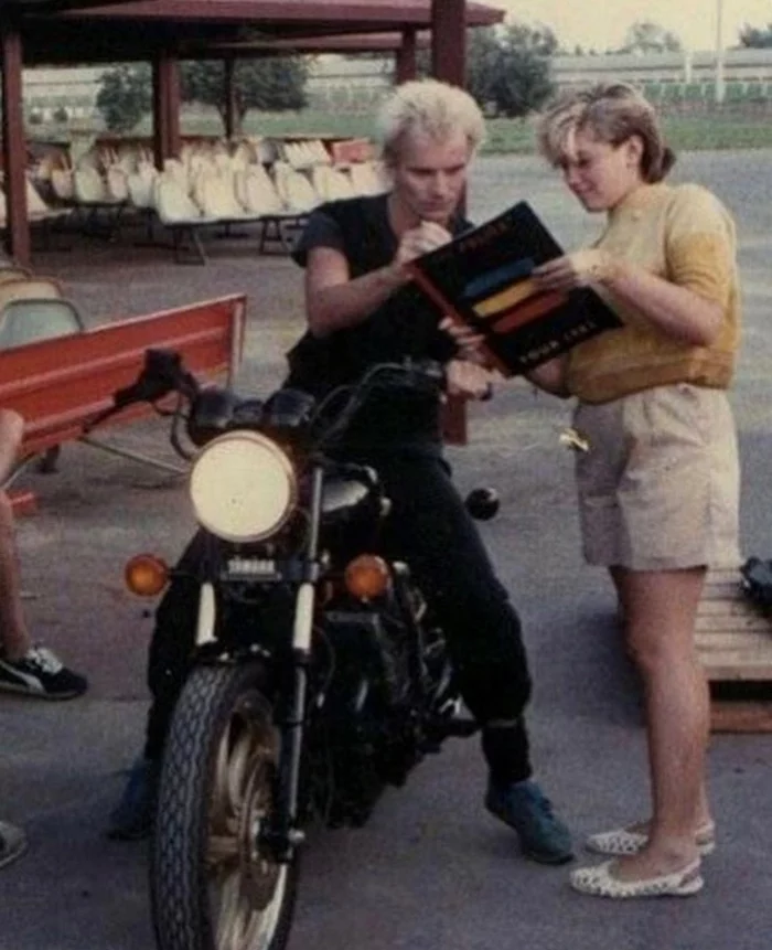 Gwen Stefani takes Sting's autograph. 1983 - Gwen Stefani, Sting, Autograph, The photo