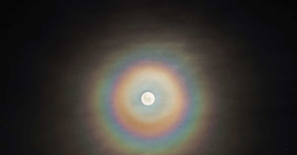 Покажи самый свет. Радужное гало вокруг Луны. Двойное гало вокруг Луны. Венцы оптическое явление. Радужные кольца вокруг Луны.