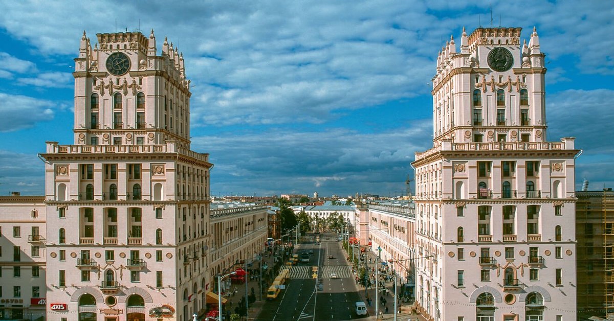 Без фото минск. Минск башни Близнецы. Минск Привокзальная площадь. Минск«ворота Минска», Привокзальная площадь,. Сталинский Ампир ворота Минска.