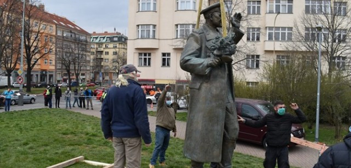 Памятник коневу в праге. Маршал Конев в Праге 1945. Памятник маршалу Коневу в Праге. Снесли памятник Коневу в Праге.