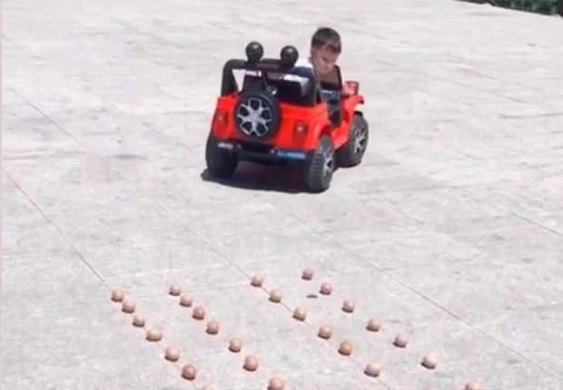 I want to know everything #722. Four-year-old boy shows off his skills in a toy car and parks like a pro (video) - Want to know everything, Car, Toys, Children, Professional, Parking, Childhood, Video