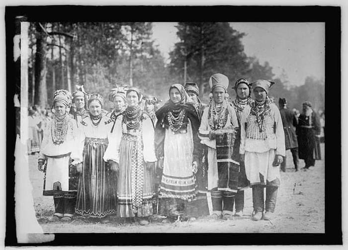 Photo from the US Library of Congress - Russia, Russian women, National costumes, Black and white photo, 20th century