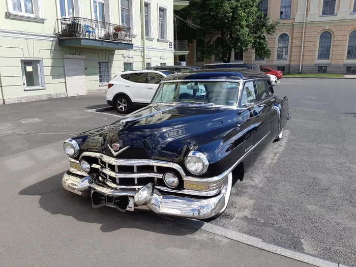 I saw different cars at hotels in St. Petersburg, but I see such an option, probably for the first time - My, Cadillac, Auto, Saint Petersburg, The photo, Longpost