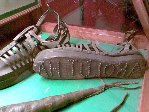 Greek prostitutes wore shoes with the words follow me on the soles. - Greece, Prostitutes, Shoes, Sole