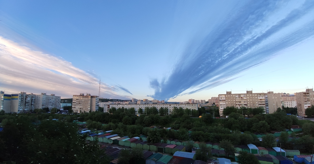 Видна 7. Мурманск облака. Полярный день в Мурманске в 2 часа ночи. Тучи Мурманск. Полярный день в Волгограде.