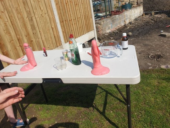 Слоновья зубная паста — опыт, демонстрирующий многократное увеличение объёма вещества в результате химической реакции