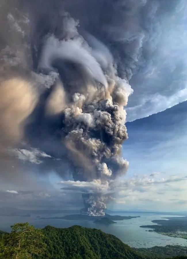 Извержения вулкана Тааль на Филиппинах выглядит как начало конца света Природа, Извержение, Страшно, Извержение вулкана, Длиннопост, Вулкан Тааль, Вулкан, Филиппины