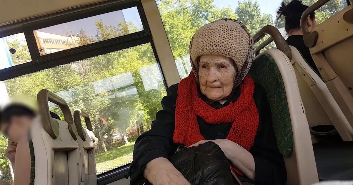 Москва дубай я еду тратить кучу бабок. Бабушки в общественном транспорте. Бабушка в маршрутке. Бабки в трамвае. Бабки в маршрутке.