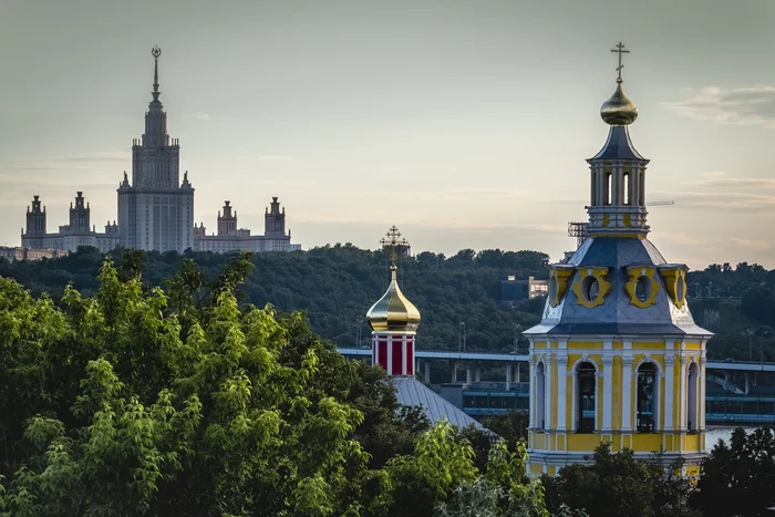 two temples - My, Sparrow Hills, Moscow, Cityscapes, MSU, Street photography