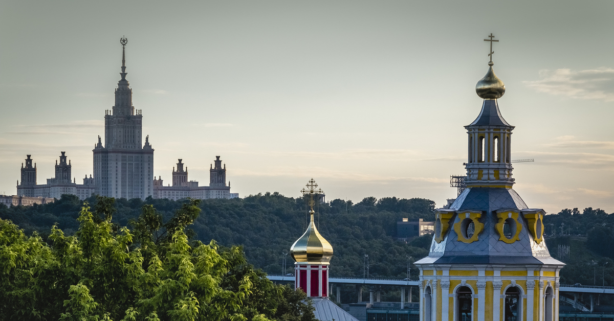 Фото воробьевых. Смотровая МГУ(воробьёвы горы). Смотровая площадка МГУ Воробьевы горы Церковь. Церковь на смотровой площадке Воробьевы горы. Церковь около смотровой площадки на Воробьевых горах.