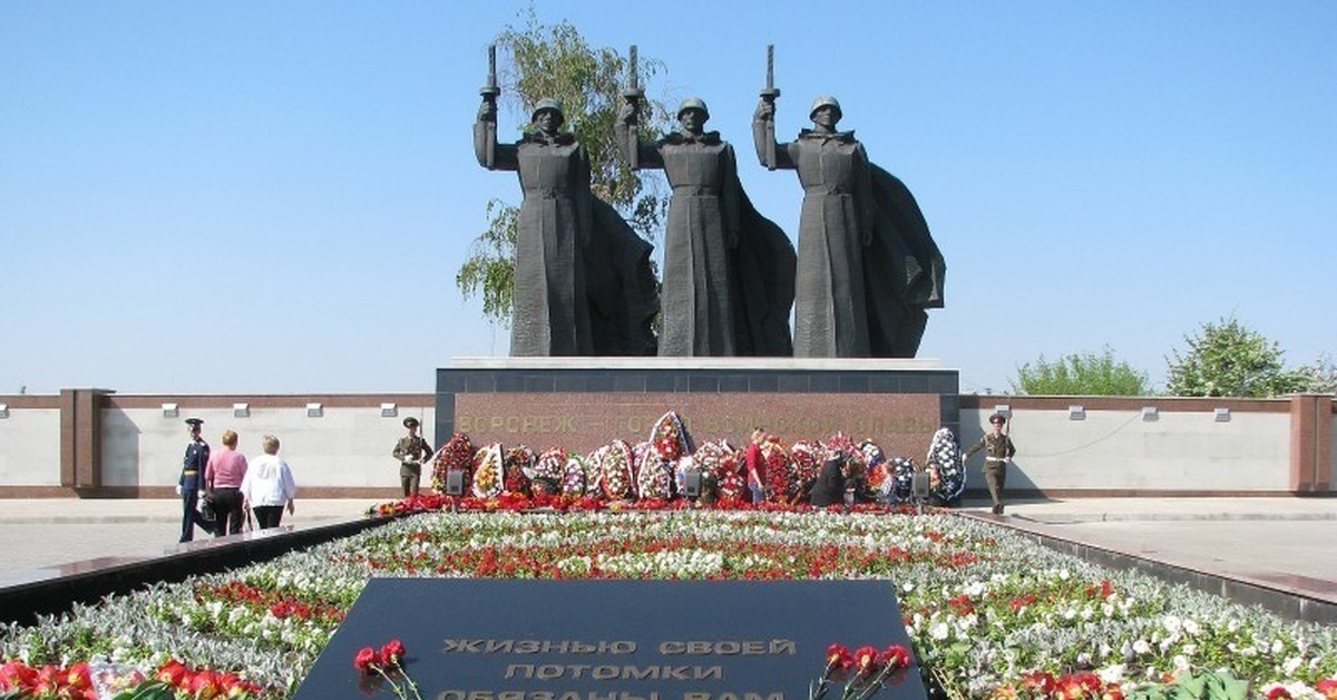 Мемориальный памятник. Мемориал Чижовский плацдарм в Воронеже. Памятник Чижовский плацдарм в Воронеже. День освобождения Воронежа Чижовский плацдарм. Воронеж город воинской славы Чижовский плацдарм.