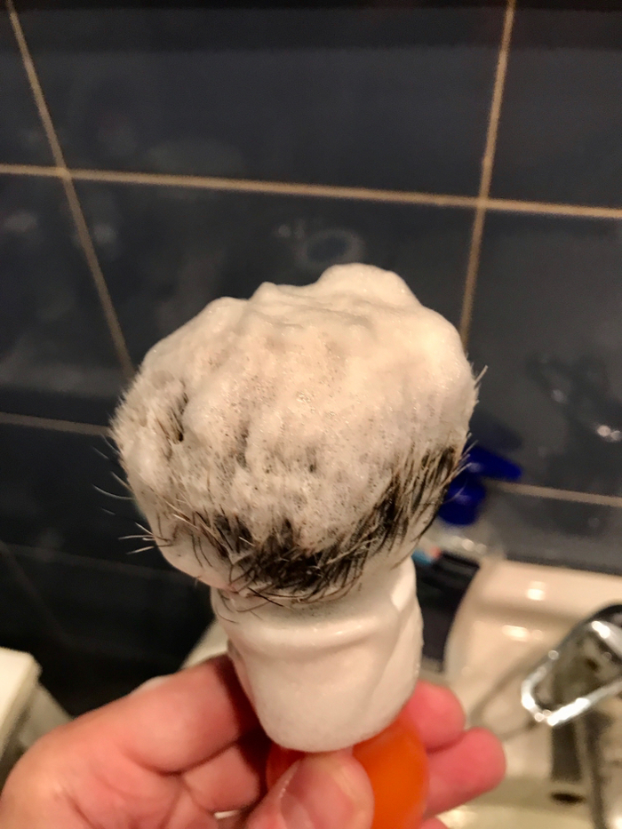 Каолин в мыле для бритья