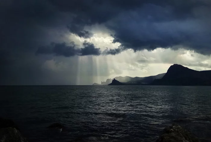 Rays of light in the New World - My, Thunderstorm, Crimea, The city of Sudak, New World, Sea, The photo, Landscape