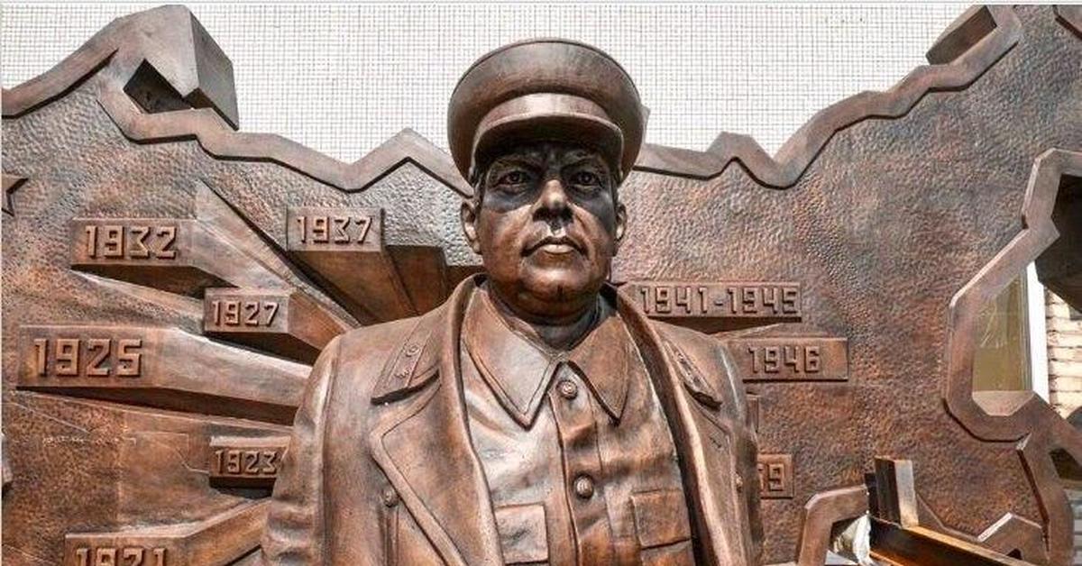 C f b u a r. Арсений Зверев нарком финансов. Памятник Звереву в Клину. Зверев нарком памятник. Памятник Арсению Звереву.