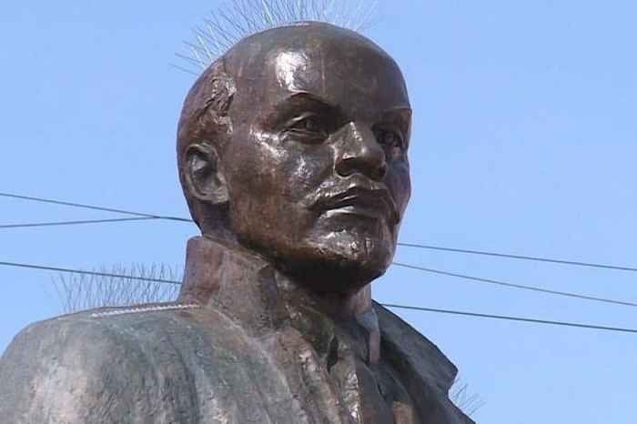 In Magadan, spikes were installed on the monument to Lenin to scare away birds - Monument, Lenin, Hellraiser, Magadan